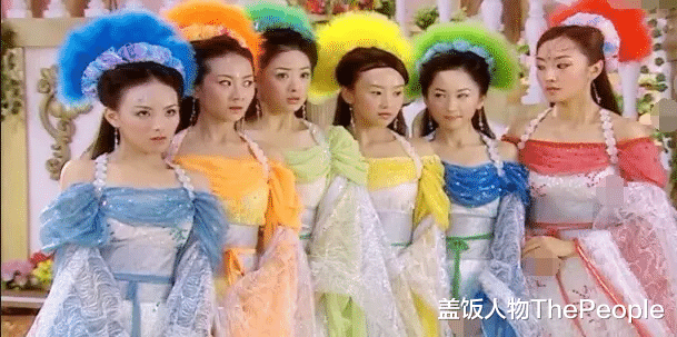 阿Sa|同样头插羽毛，蔡卓妍灵动、周迅美成经典，杨幂“晴雯”太辣眼