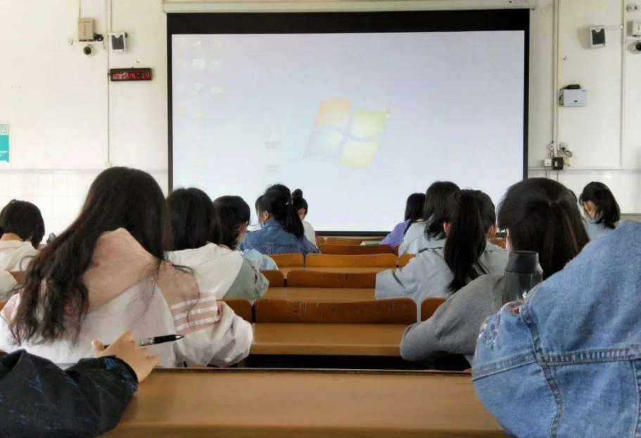 教师|阜师大一英语教授火了，肢体语言夸张丰富，学生要被“萌化”了