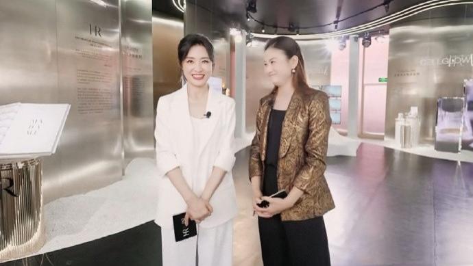 周涛|周涛现身杭州湖滨，51岁穿西装主持打扮光鲜很精神，不愧是央视出来的