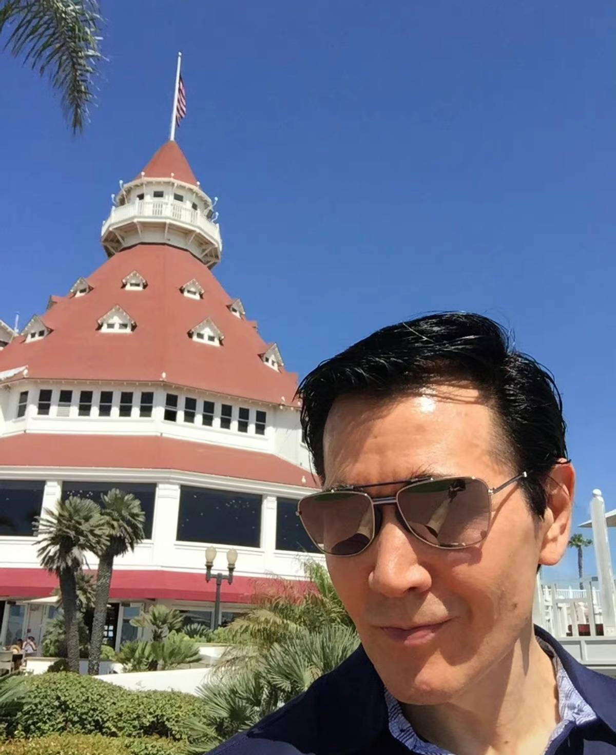 费翔|越老越帅！费翔隐居伦敦罕现身，蓄胡须大叔范十足，61岁仍未婚