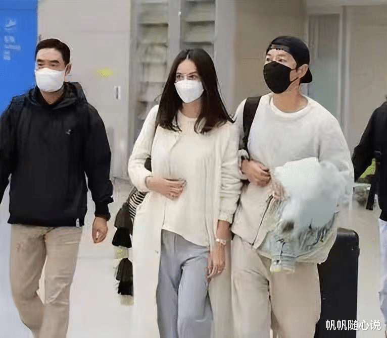 宋仲基|宋仲基与圈外英国新女友机场露面，官宣正在恋爱中