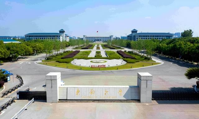 东南大学|东南大学新生开学,家长因随意穿搭走红了,学会适度打扮不是坏事