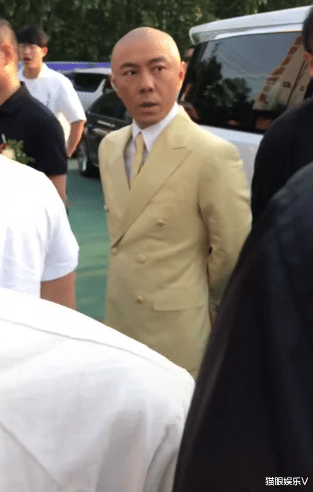 张卫健|56岁张卫健罕现身，全程合照黑脸不耐烦，暴瘦头大身小好憔悴