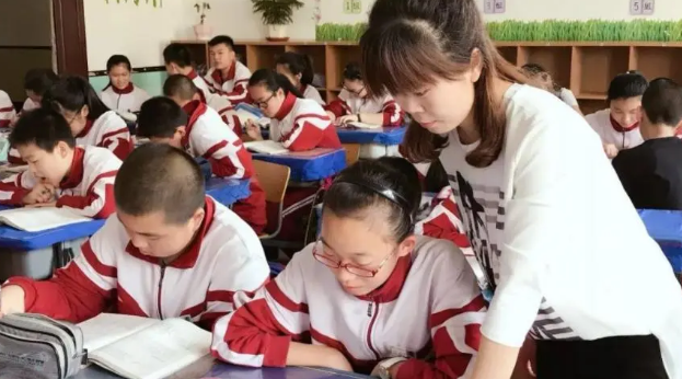 教师|中小学教师经常招聘还是缺人,面对轮岗制难题,学生有话要说