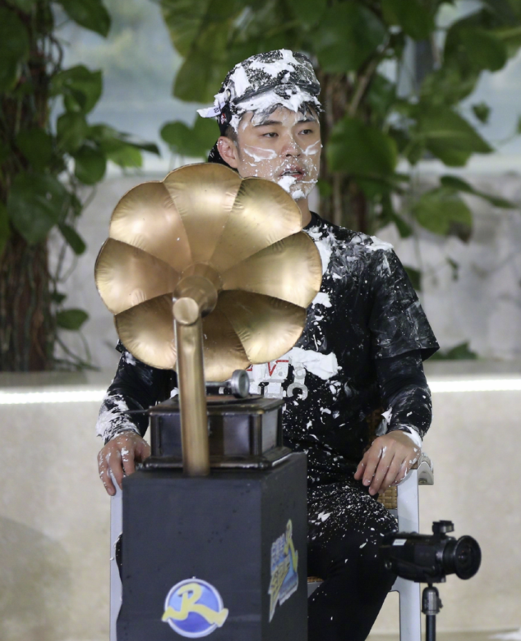 鹿晗|陈赫三人组录《五哈》被偶遇,鹿晗手拿糖葫芦,邓超穿扮接地气