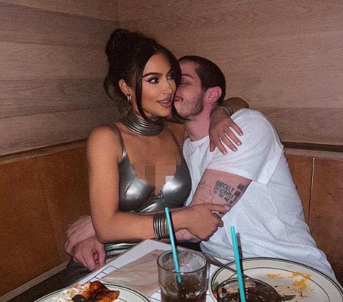 金·卡戴珊|金卡戴珊晒最新写真照，雨林泳衣秀太精彩，一头湿发身材曲线完美