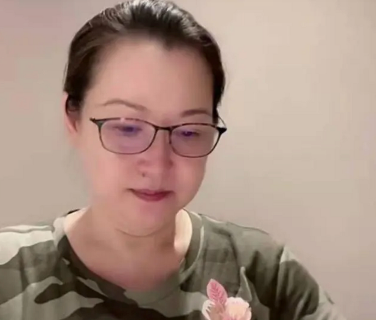 马丽娟|赵本山妻子近照瘦28斤！戴翡翠戒指贵气逼人，皮肤水嫩透亮显年轻