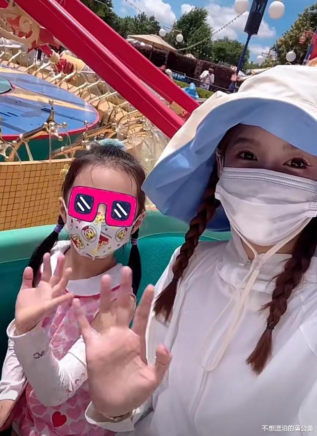 钟嘉欣|张子萱一家游迪士尼,与陈赫用婴儿车推两个女儿,6岁安安很粘爸爸