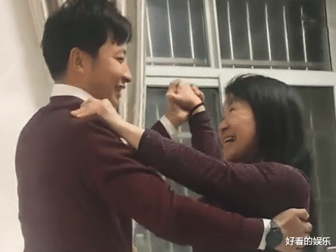 余秀华|46岁余秀华和90后杨槠策爬山，情不自禁亲吻对方，男方表情很嫌弃