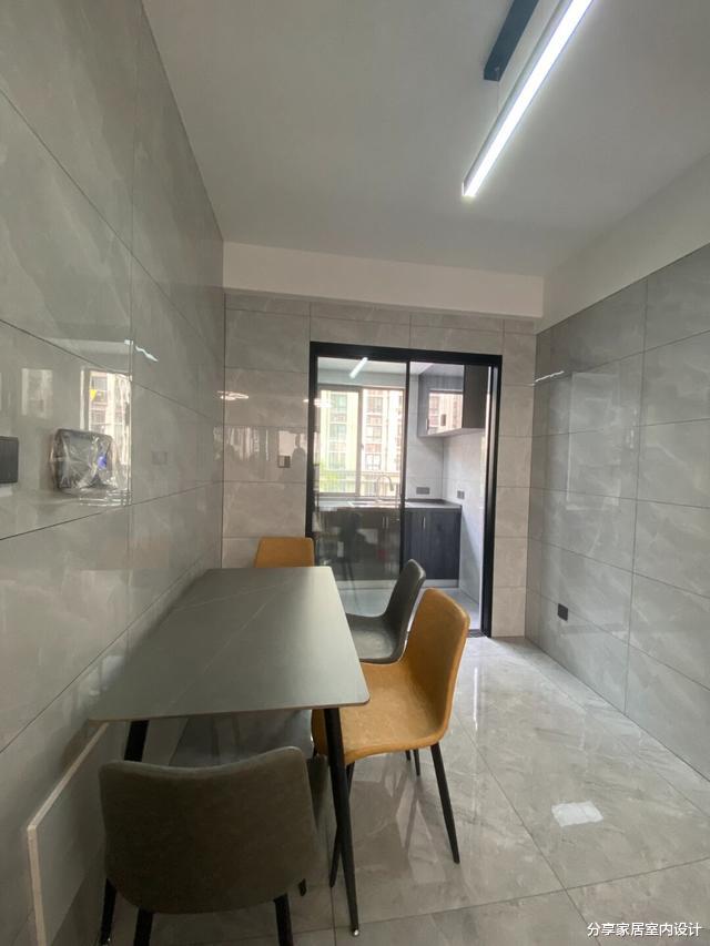 学她家穷装修,全屋基本不做吊顶,客厅不做电视墙,省钱又耐看!