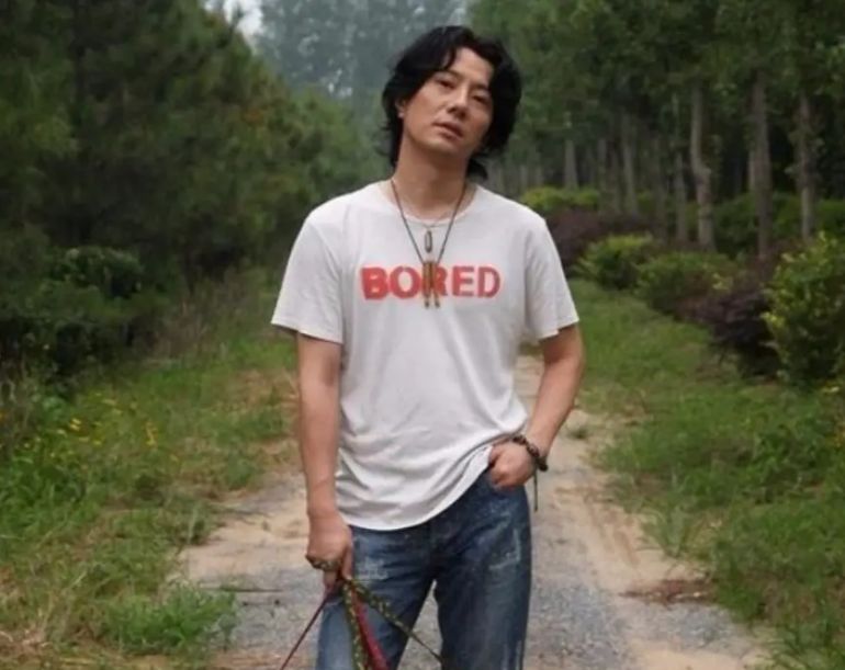 郑钧|郑钧回应教育争议，直言从来没打过儿子，希望他能够诚实善良