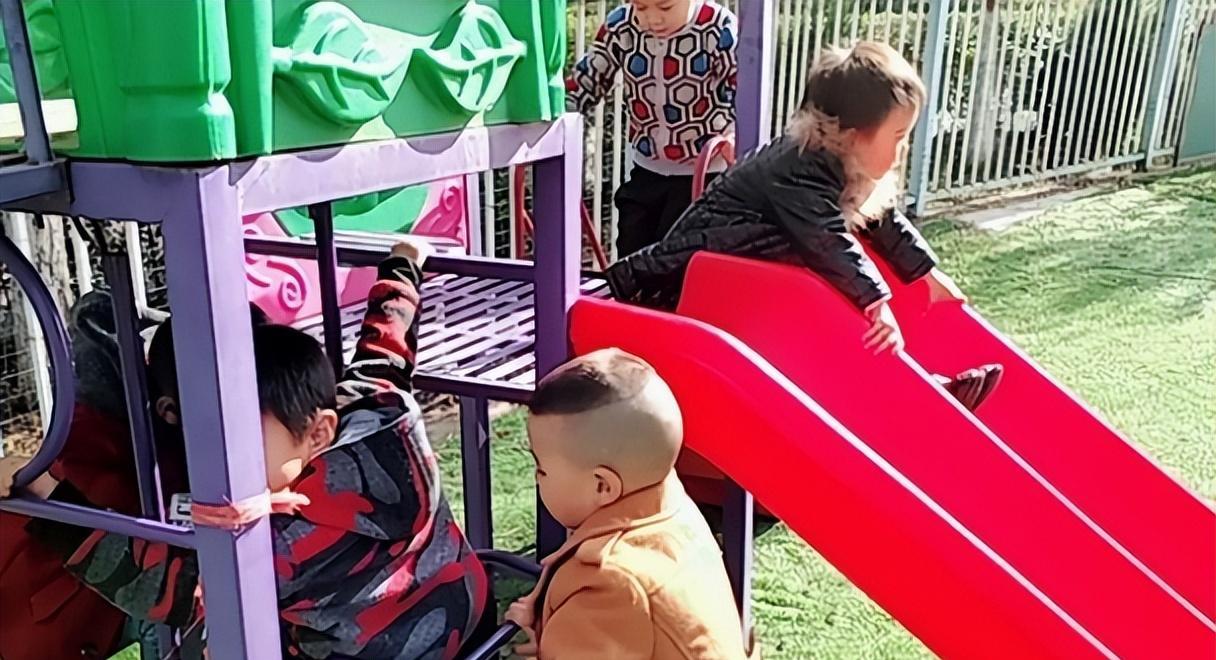 男子“掌掴男童”,人民网称其打碎了自己的前程,妻母下跪求原谅