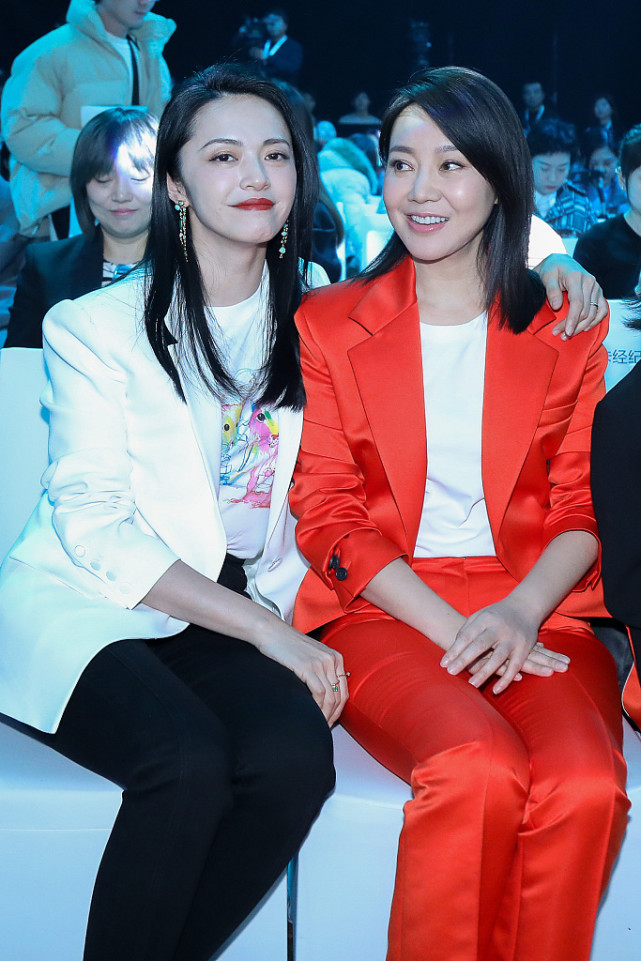 姚晨|姚晨和闫妮并肩坐着,同穿西装套装看不出相差8岁,气质太重要了