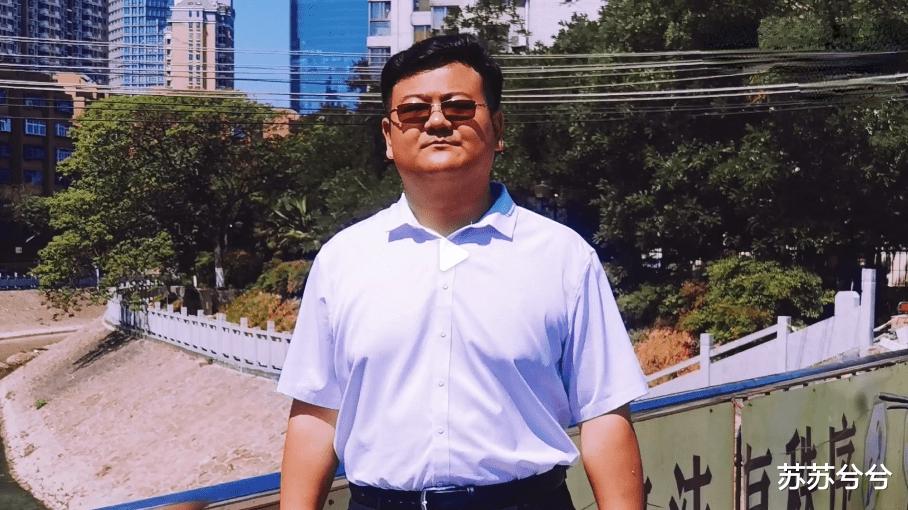 河南25岁男子长相成熟常被误认为42岁,网友:说他孩子25岁我也信