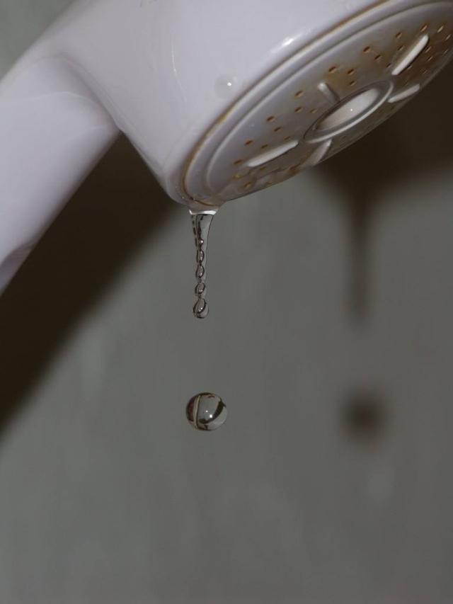 卫生间地面莫名其妙一滩水，物业来了七八次，终于找到问题的根源