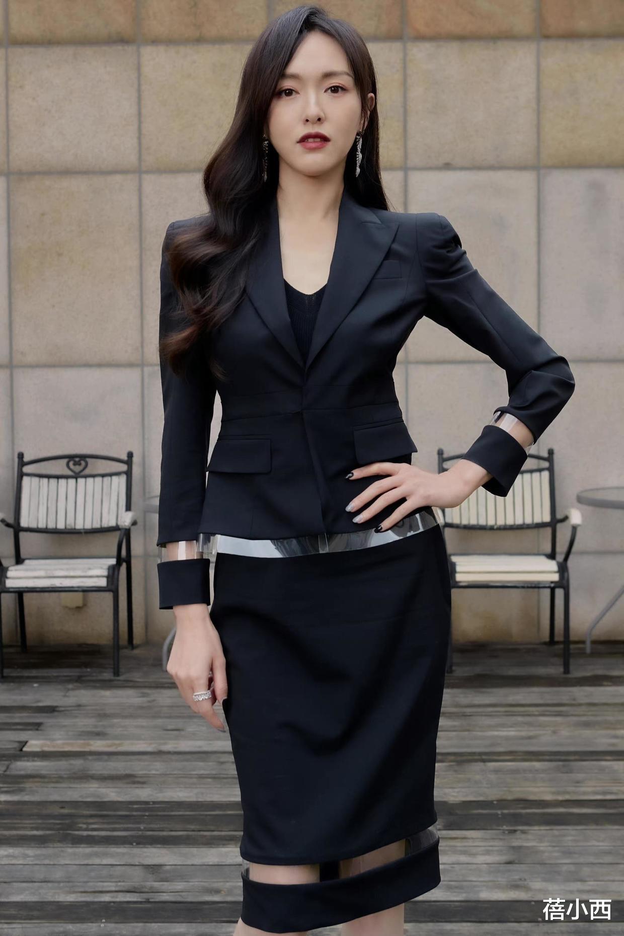 唐嫣 唐嫣还是穿亮一点更显年轻，黄裙配白手套个性摩登，少女感很强