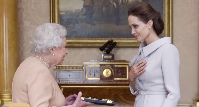 |裘莉默默行善获英国女王封女爵,一出场贵族气息美到窒息