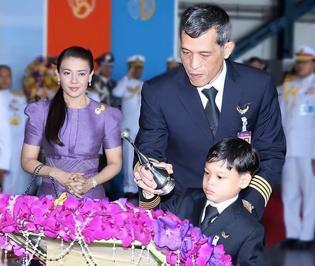 思蕊梵|提帮功也曾有过幸福时光，昔日合影照嘟嘴撒娇，活泼开朗聪明伶俐