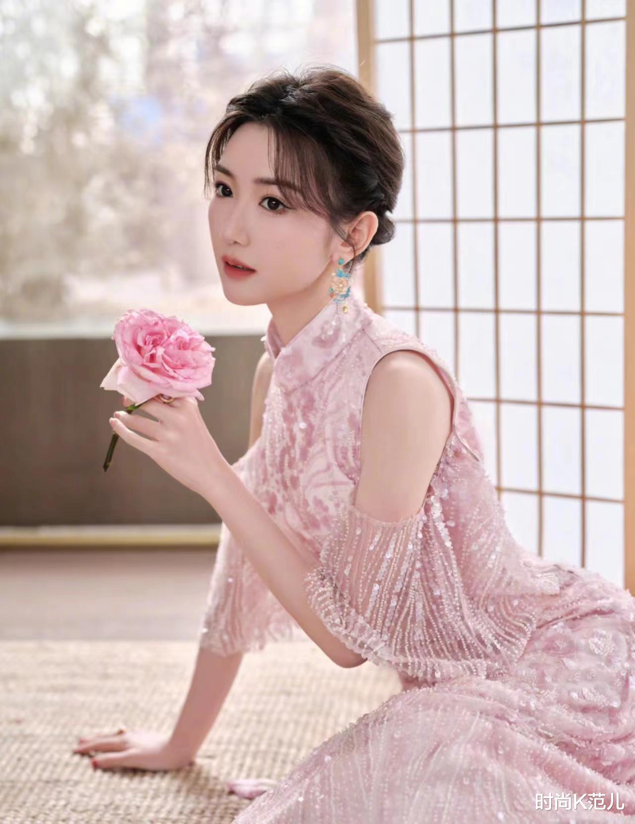 耳机|毛晓彤央视过元宵节，一袭粉色亮片中式长裙，温婉又优雅！