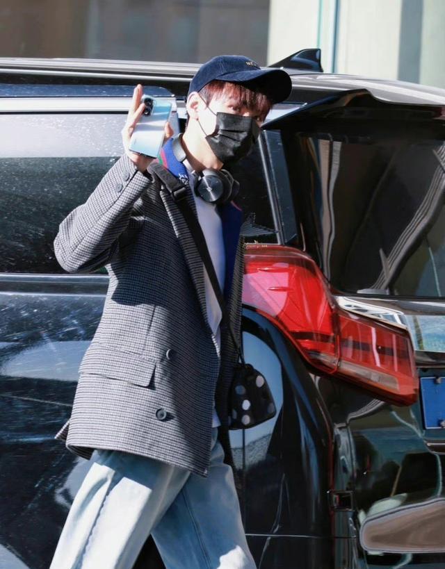 王鹤棣|平起平坐？王鹤棣官宣LV大使和龚俊平级，网友：内娱就是现实