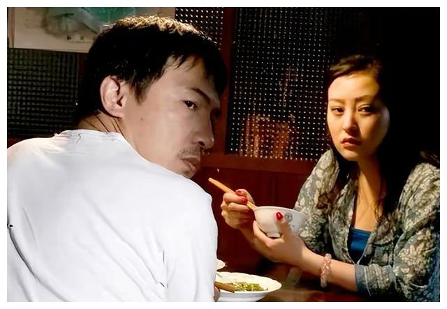 郝蕾|郝蕾：两婚两离后独自带双胞胎儿子艰难生活，43岁才跟父亲和解