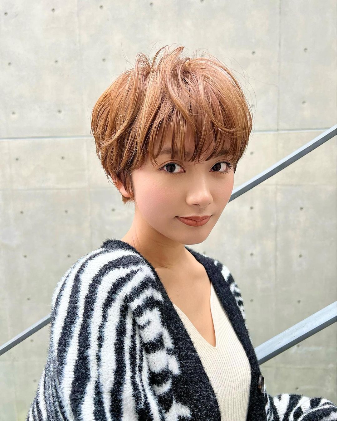 短发 白发阿姨做纹理短发,年轻女生做狼尾发型,效果都很美