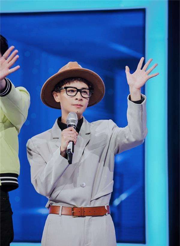 何炅|《快乐大本营》整改之后，快乐家族全部散了，何炅搭档AI机器人