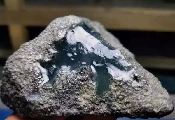 莫西沙|一块莫西沙场口的翡翠原石，扒皮以后，就如仙女披着薄薄的白纱！