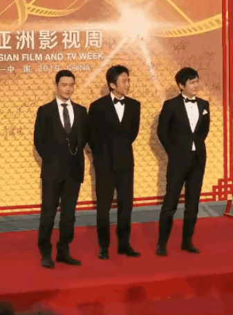 黄晓明|黄晓明和关晓彤多年前并排同框照曝光,身高之谜终于可以解开了!