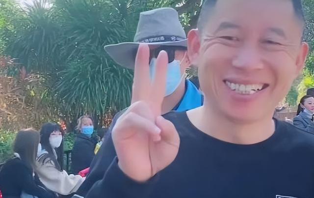 原生家庭|孙卓认亲细节曝光,认亲当天穿着十几块钱的衣服,他内心放不下