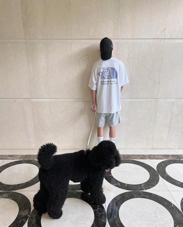 |吴速玲晒儿女近照，儿子侧颜像极曹格，女儿包子脸不见