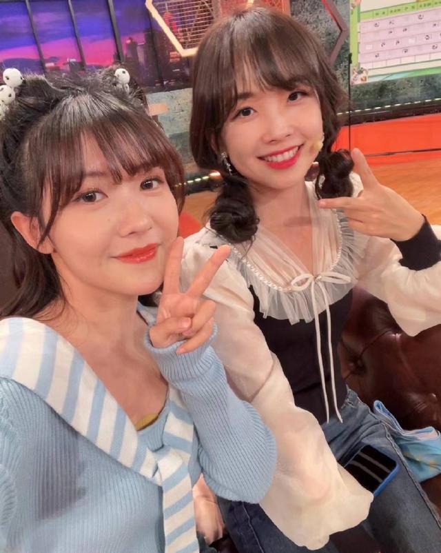 王冰冰|王冰冰赖美云同框笑容超甜！两大靓妹美得让人窒息