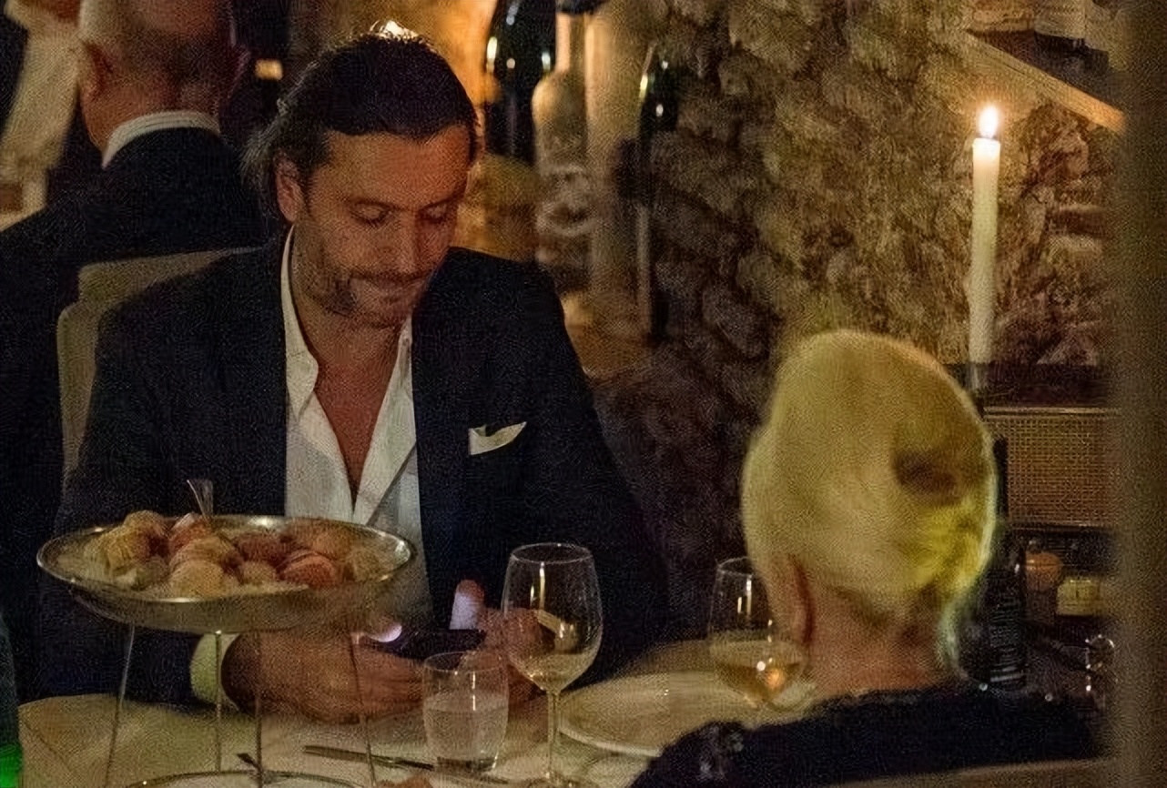 特朗普原配太彪悍，73岁还觅新欢，穿包臀裙暴露肚腩也不怕太前卫