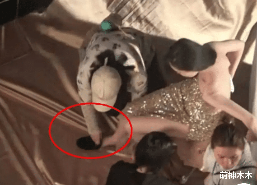 倪妮|女明星被助理伺候换鞋时的反应：倪妮翻白眼，周冬雨悠哉喝饮料