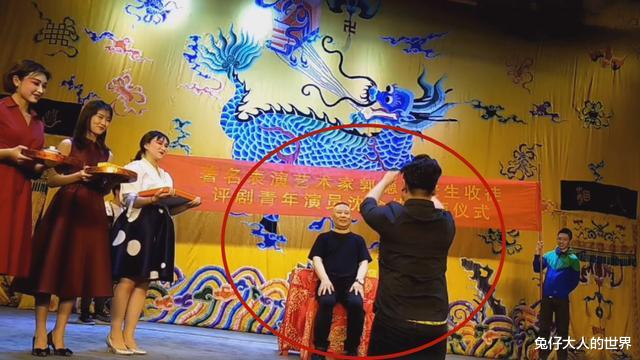 郭德纲|拜师三周年,郭德纲徒弟发文感谢师恩,网友:老郭唱评剧没少赔钱