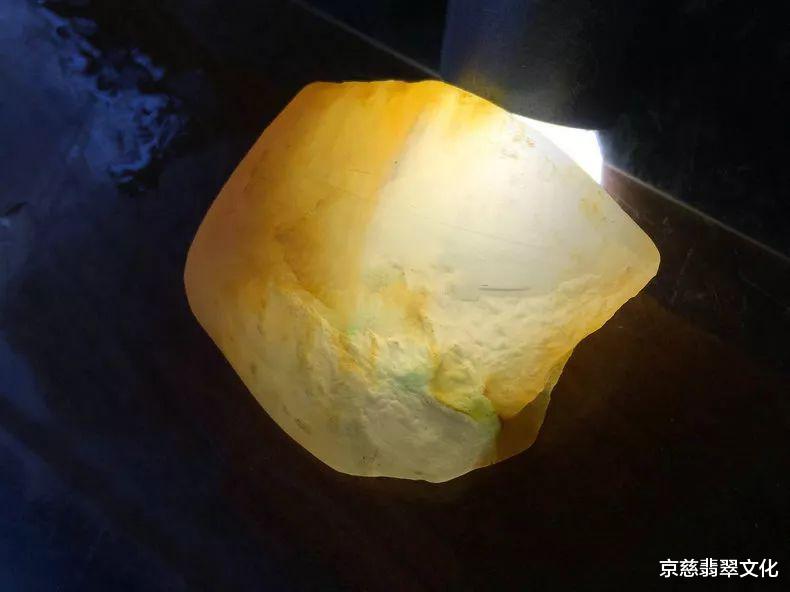 玛瑙|百数入手两块小原石,没想到剥皮竟是蜜糖色黄翡,起货后卖家气哭!