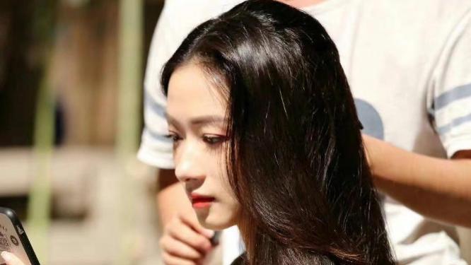 操纵股价|女总监也可以穿平底鞋，《女士的品格》万茜刘敏涛职场造型有新意