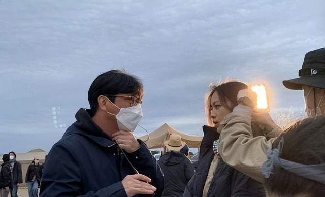 汤唯|汤唯晒一家三口合照,女儿坐中间挽爸妈手臂显温馨,力破离婚传闻