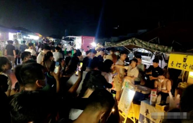 广西“风骚老板娘”袒胸露臂被围拍！网友：太惹火忍不住...
