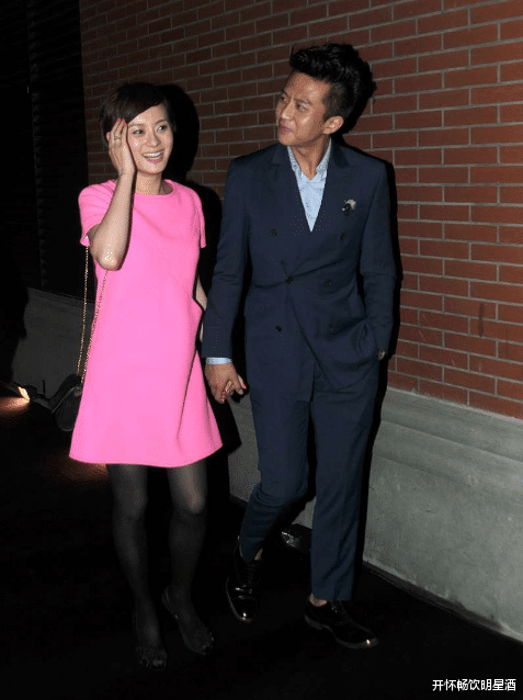 孙俪|粉色连衣裙搭配黑色丝袜，孙俪变身夜幕少女，网友：真羡慕！