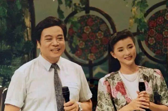 55岁杨澜近照曝光，头发花白弓腰驼背，疑同外籍老公移居美国