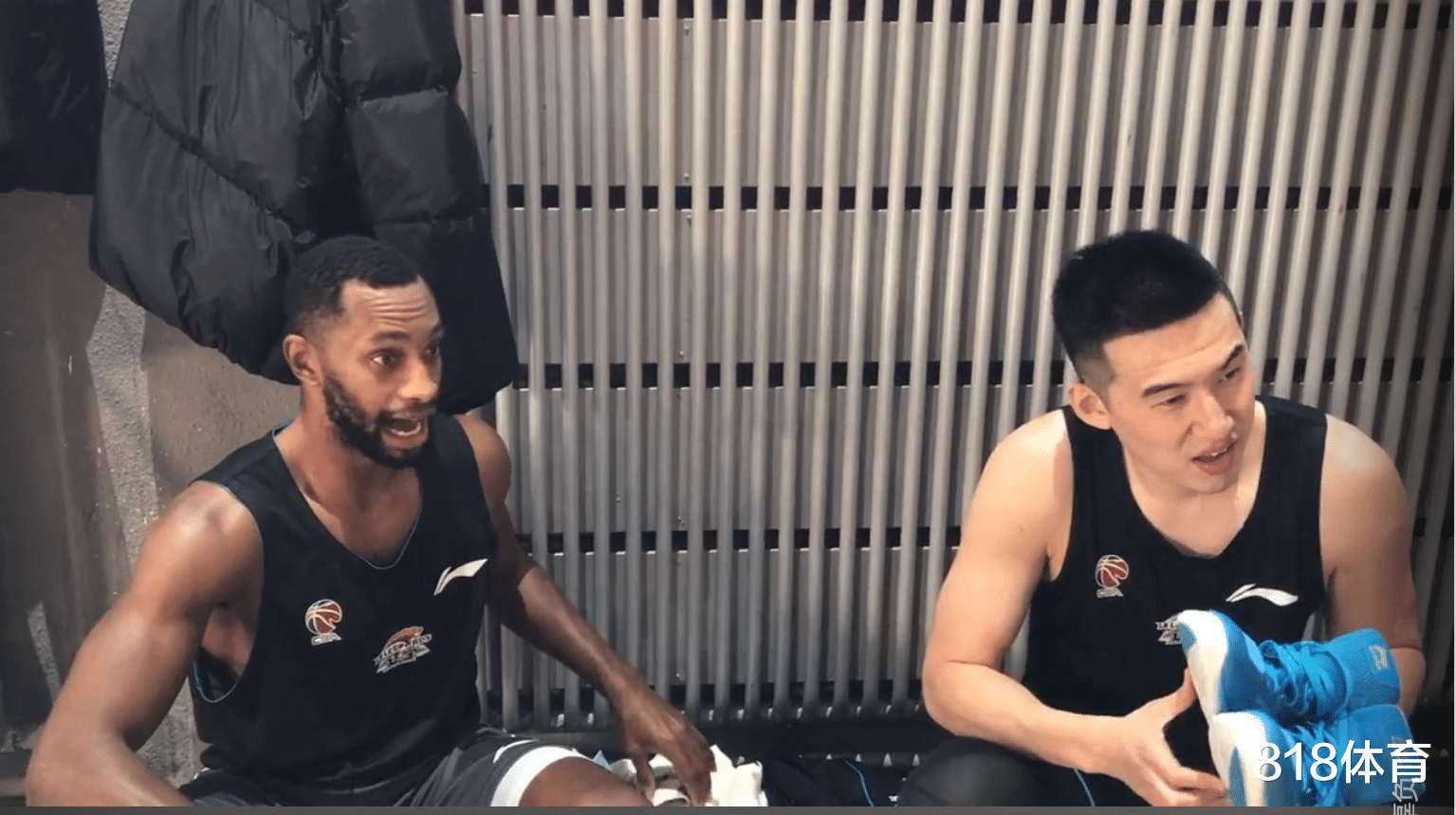付豪|笑喷! 弗格中圈投篮输付豪100元巨款, 拿出一沓零钱, 付豪拒收: 假钱!
