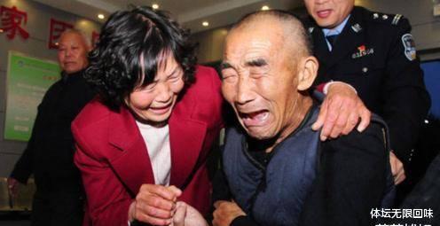 六旬老汉向女儿下跪,请求照顾亲弟弟,女儿:他都能当我儿子了