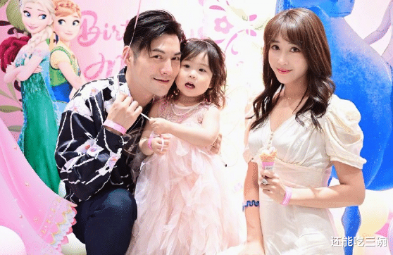 杜若溪|杜若溪三岁的女儿近照，小脸肉肉圆嘟嘟，模样酷似严屹宽