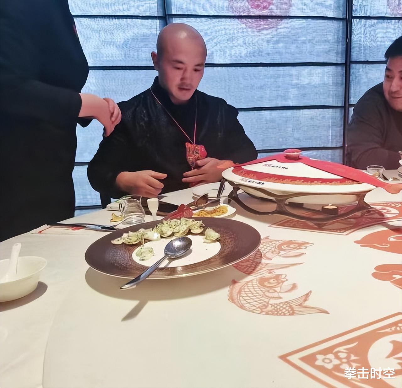 王洪祥|羡慕！武僧一龙疯狂庆生享受人生，王洪祥助兴，首次披露生日内幕
