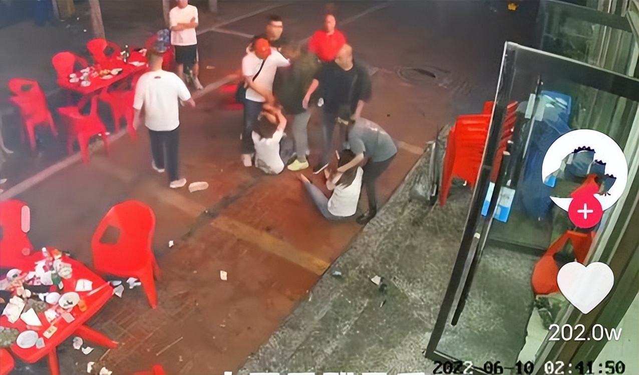 颠倒黑白|骚扰叫“交谈”，群殴叫“对抗”，这个记者无职业操守该下岗了