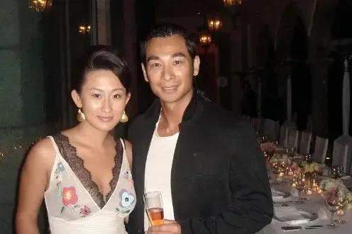 赵文卓|“功夫巨星”赵文卓：和梅艳芳相恋多年，转身娶小八岁的张丹露