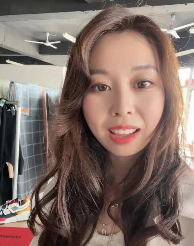 发型 田静清晨晒美照，展示染烫新发型，网友直呼认不出