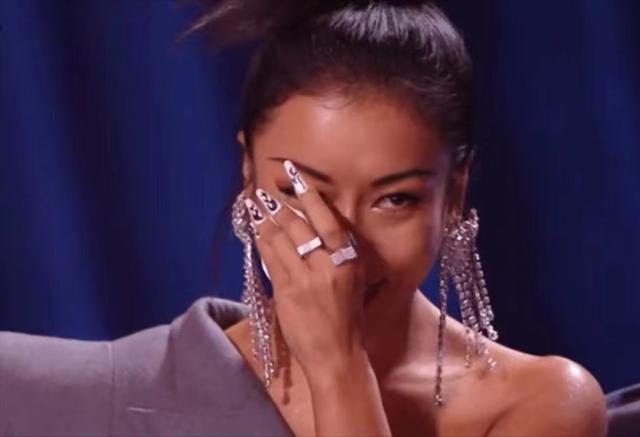 吉克隽逸|那英与吉克隽逸抽烟被拍，坐姿霸气胜似老烟枪，网友称其带坏后辈