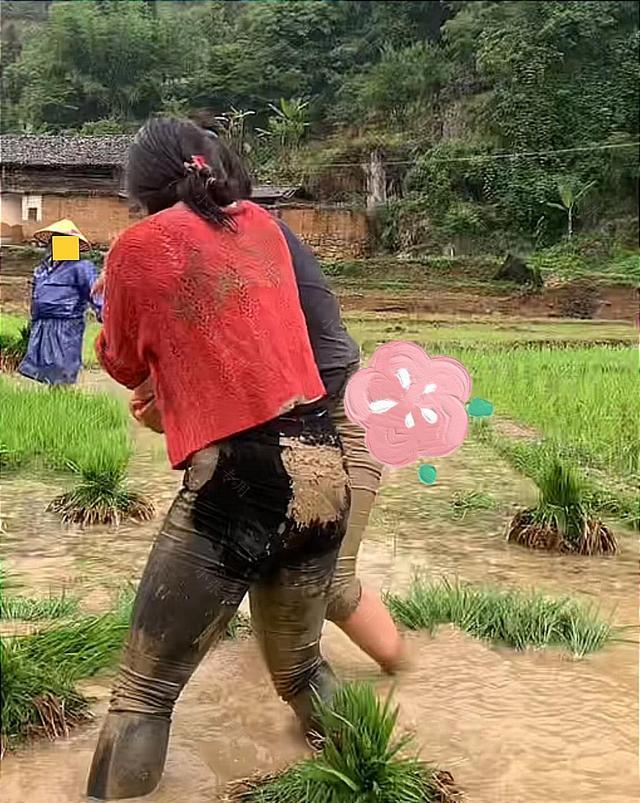 水田里,2名女子互相嬉戏打闹,弄得自己浑身湿透